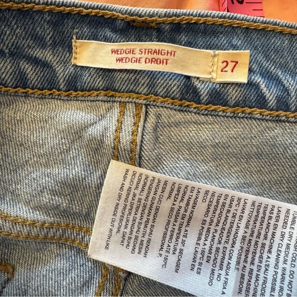 Levi’s Wedgie Straight Light Wash Distressed Jeans - women’s 27 - Picture 9 of 11
